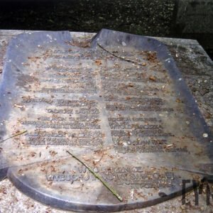 płyta pamiątkowa z wypisanymi nazwiskami poległych żołnierzy