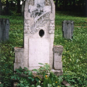 pionowa prostokątna płyta nagrobna z pustym miejscem po medalionie portretowym