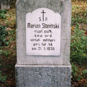 pionowa prostokątna płyta nagrobna stojąca na cokole z wyrytymi napisami w języku polskim