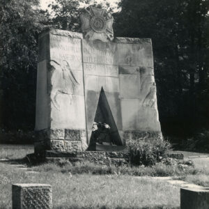 pomnik ma formę ściany, umieszczony na monumencie napis w języku polskim głosi: Żołnierzom 7 Pułku Strzelców Konnych Wielkopolskich poległym w walce z najeźdźcą hitlerowskim w latach 1939-1945