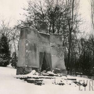 pomnik ma formę ściany, umieszczony na monumencie napis w języku polskim głosi: Żołnierzom 7 Pułku Strzelców Konnych Wielkopolskich poległym w walce z najeźdźcą hitlerowskim w latach 1939-1945