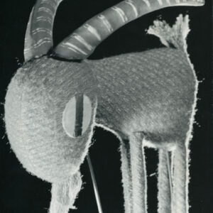 kukła przedstawiająca koziołka z długimi rogami