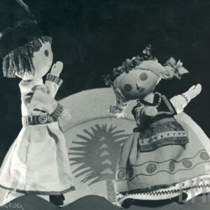 dwie lalki, dziewczyna i chłopak, ubrane w stroje krakowiaków