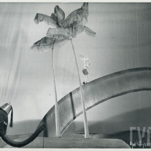 na elemencie dekoracji przedstawiającym tęczę znajduje się postać koziołka, po lewej stronie kukła przedstawiająca słonia