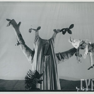 lalka przedstawiająca koziołka przewieszona przez gałąź drzewa, pod drzewem kukiełka przedstawiająca jeża