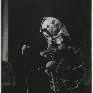 lalka z ciałem w kształcie szyszki, na głowie ma zawiązaną chustę