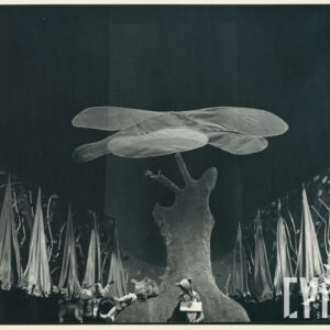 dekoracja przedstawia las, na scenie pięć lalek - pod drzewem leży chłopiec, wokół niego dwa zające i borsuk, na drzewie ptak