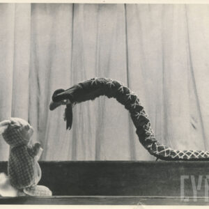 nad kukiełką przedstawiającą zająca wije się druga kukiełka przedstawiająca węża