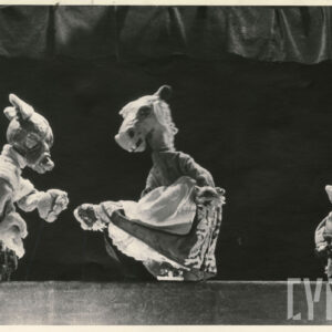 na scenie obok siebie znajdują się trzy lalki - wilk i klacz naprzeciw siebie, za nimi źrebię