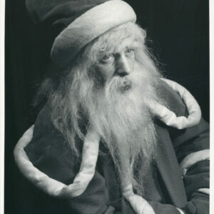 portret mężczyzny z długimi, siwymi włosami i brodą, ubranego w płaszcz i czapkę