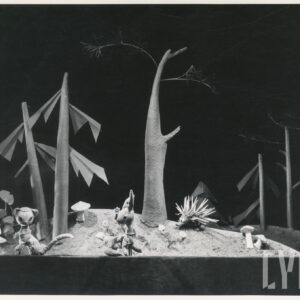 scenografia przedstawia las, na scenie znajdują się trzy kukiełki - kot, zając i jeż