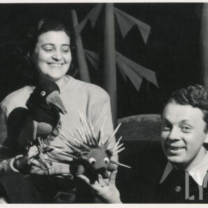 dwoje aktorów, kobieta i mężczyzna, trzymający w rękach lalki przedstawiające wronę i jeża