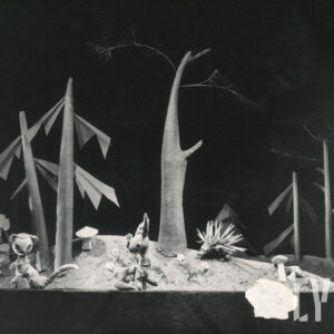 scenografia przedstawia las, na scenie znajdują się trzy kukiełki - kot, zając i jeż