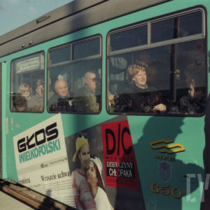 grupa ludzi oczekujących na odjazd tramwaju