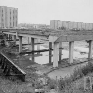 betonowa konstrukcja na filarach, w głębi boli z wielkiej płyty