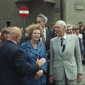 elegancka, starsza kobieta stojąca obok starszego mężczyzny w garniturze