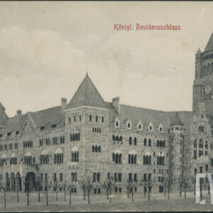 potężna bryła zamku z wieżami i długimi rzędami okien, na pierwszym planie rzędy młodych drzewek