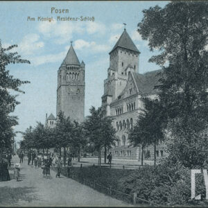 zadrzewiona aleja, po prawej budynek w wieżą na narożniku, w głębi okazała wieża