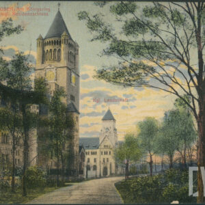 po lewej fragment potężnego zamku z wysoką wieżą, po prawej aleja spacerowa i drzewa