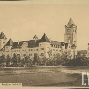 okolona murkiem sadzawka, w głębi drzewa, za nimi bryła zamku z wieżami