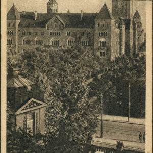 na pierwszym planie fragment restauracji na tarasie, dalej drzewa parkowe, w głębi bryła zamku z wieżami