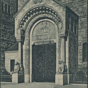 zdobiony portal wejścia do zamku z rzeźbami lwów flankującymi kutą bramę i trójkątnym naczółkiem