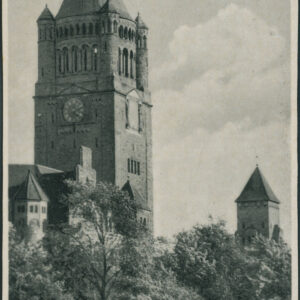 potężna wieża zegarowa zwieńczona stożkowym hełmem u dołu przysłonięta drzewami