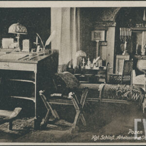 pokój wyposażony w pulpit do pisania, krzesło w kształcie siodła, leżankę, sofę i kamienny kominek, na pulpicie stoi lampa z abażurem