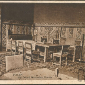 wnętrze ze ścianami wyłożonymi rzeźbionym drewnem, na podłodze wzorzysty dywan, na nim długi, ciężki stół otoczony wyściełanymi krzesłami