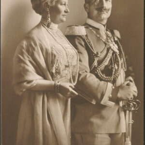 dostojna para w średnim wieku, kobieta w długiej sukni z perłami na szyi, mężczyzna w galowym mundurze z epoletami i dystynkcjami przy szabli