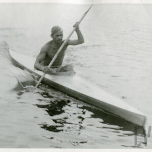 mężczyzna płynący w kajaku