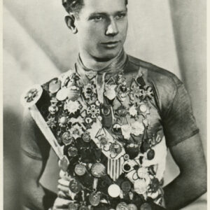 młody mężczyzna w stroju sportowym, przyozdobiony wieloma medalami