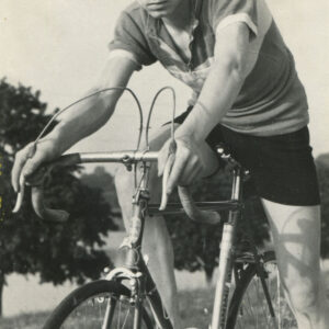 mężczyzna w stroju sportowym, siedzący i pozujący do fotografii na rowerze