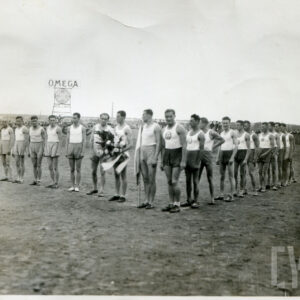 grupa wysportowanych mężczyzn stojących na boisku sportowym