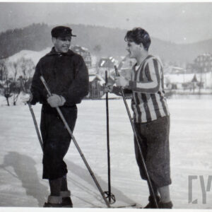 dwóch mężczyzn na nartach na tle zaśnieżonego krajobrazu