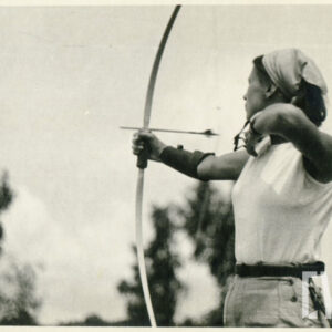 młoda mężczyzna wystrzeliwująca strzałę z łuku