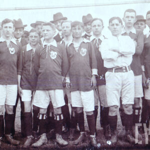 grupa młodych chłopców w strojach sportowych pozująca do fotografii