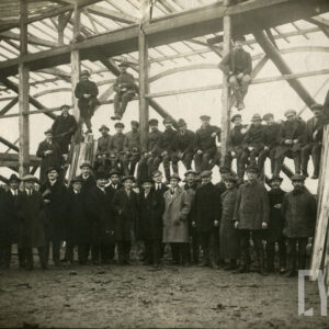 grupa mężczyzn pozujących na tle drewnianego szkieletu trybuny