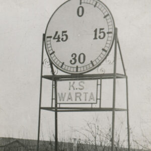 tarcza zegara boiskowego z umieszczonym poniżej napisem KS Warta Poznań