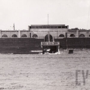 fragment boiska i trybun dużej betonowej budowli