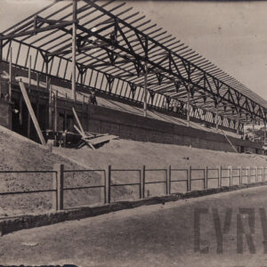 betonowa budowla z metalową konstrukcją dachu