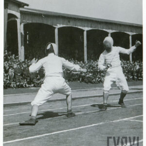 dwóch mężczyzn w strojach szermierczych i floretami w dłoniach walczący na planszy ustawionej na murawie stadionu, w głębi drewniane trybuny z widzami 