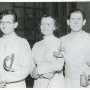 dwóch mężczyzn i jedna kobieta w strojach szermierczych, trzymających przy boku florety