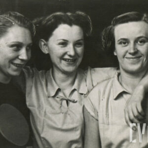 trzy młode kobiety pozujące do zdjęcia, jedna z nich trzyma w ręku rakietkę do tenisa stołowego