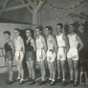 grupa młodych mężczyzn w strojach sportowych, stojących w ringu 