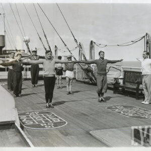 grupa mężczyzn w strojach sportowych wykonująca ćwiczenia sportowe na pokładzie statku