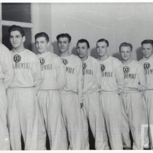 grupa mężczyzn w dresach klubowych stojąca w rzędzie