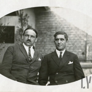 mężczyźni w średnim wieku ubrani w garnitury, koszule i krawaty