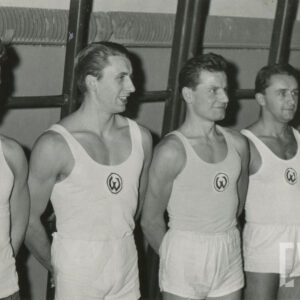 pięciu, dobrze zbudowanych mężczyzn w strojach sportowych pozujących do fotografii