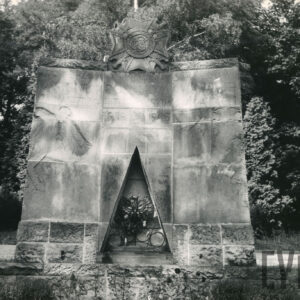 pomnik ma formę ściany, umieszczony na monumencie napis w języku polskim głosi: Żołnierzom 7 Pułku Strzelców Konnych Wielkopolskich poległym w walce z najeźdźcą hitlerowskim w latach 1939-1945